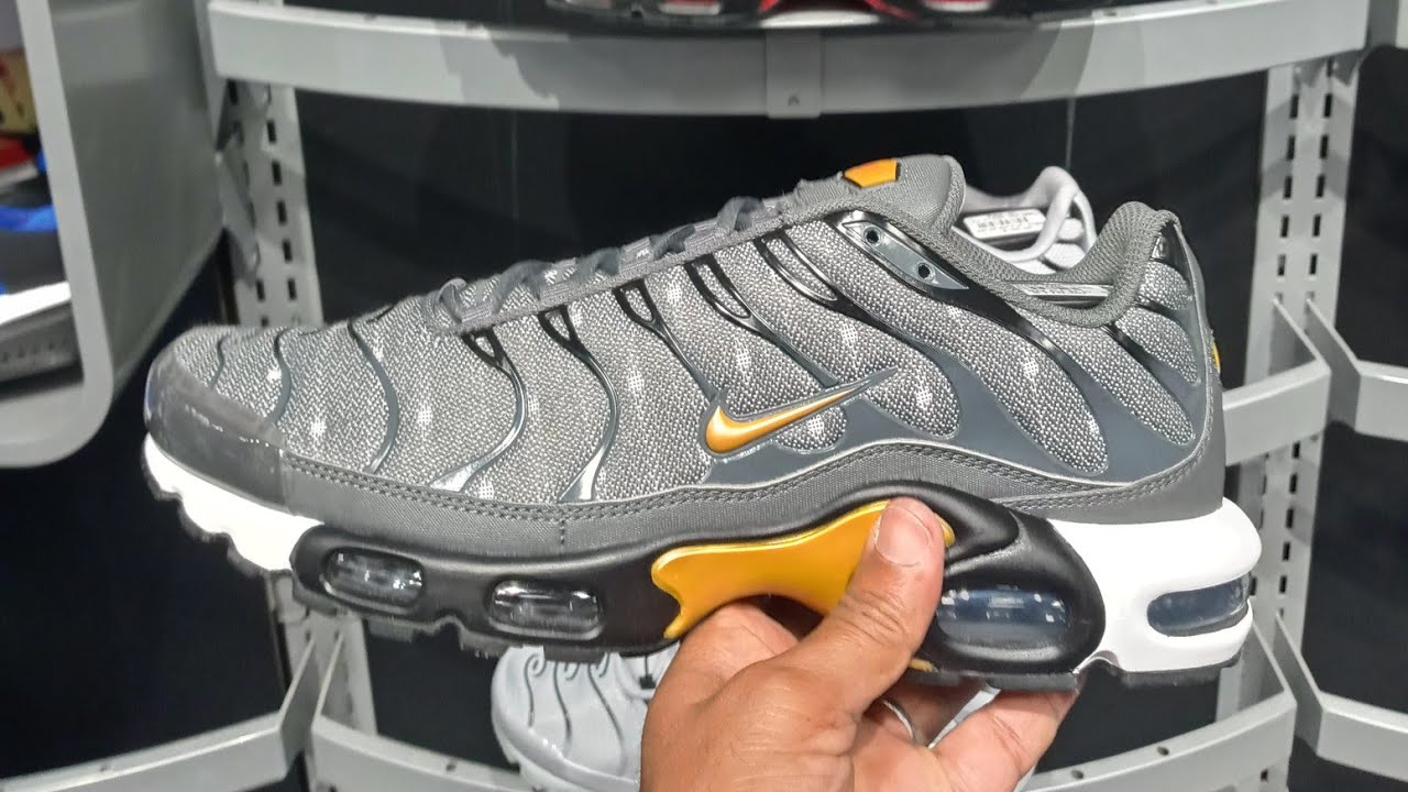 رساله الۍ تجار الاصلي بالمغرب علموا الناس كيف يفرقون بين الاصلي والمزور حذاء air max plus se  نمودجا