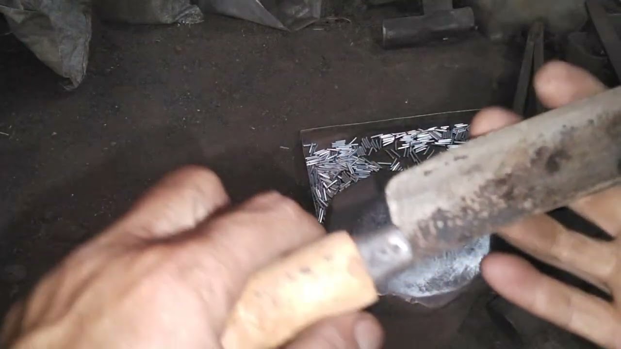 Proses makoni pisau dapur jenis baja agar tidak mudah lepas 