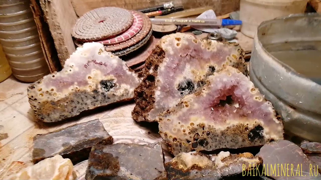 Распилили Аметистовую жеоду с Агатовыми сферолитами в камнерезной мастерской.