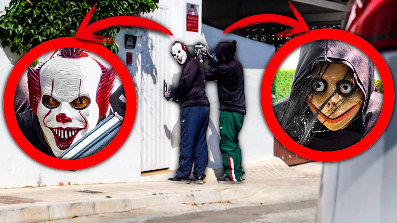 EL VECINO ENMASCARADO INTENTA ENTRAR EN CASA *Ha forzado la cerradura*