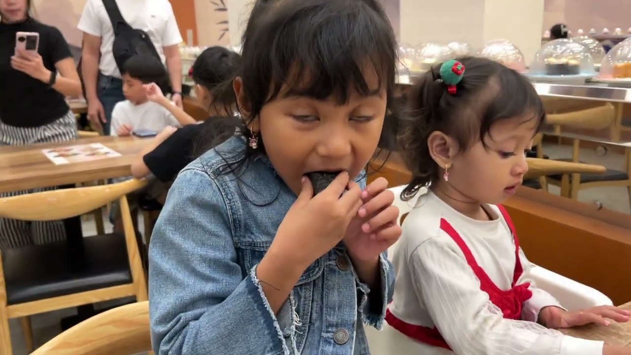 Habis Bagi rapot makan sushi 🍣 