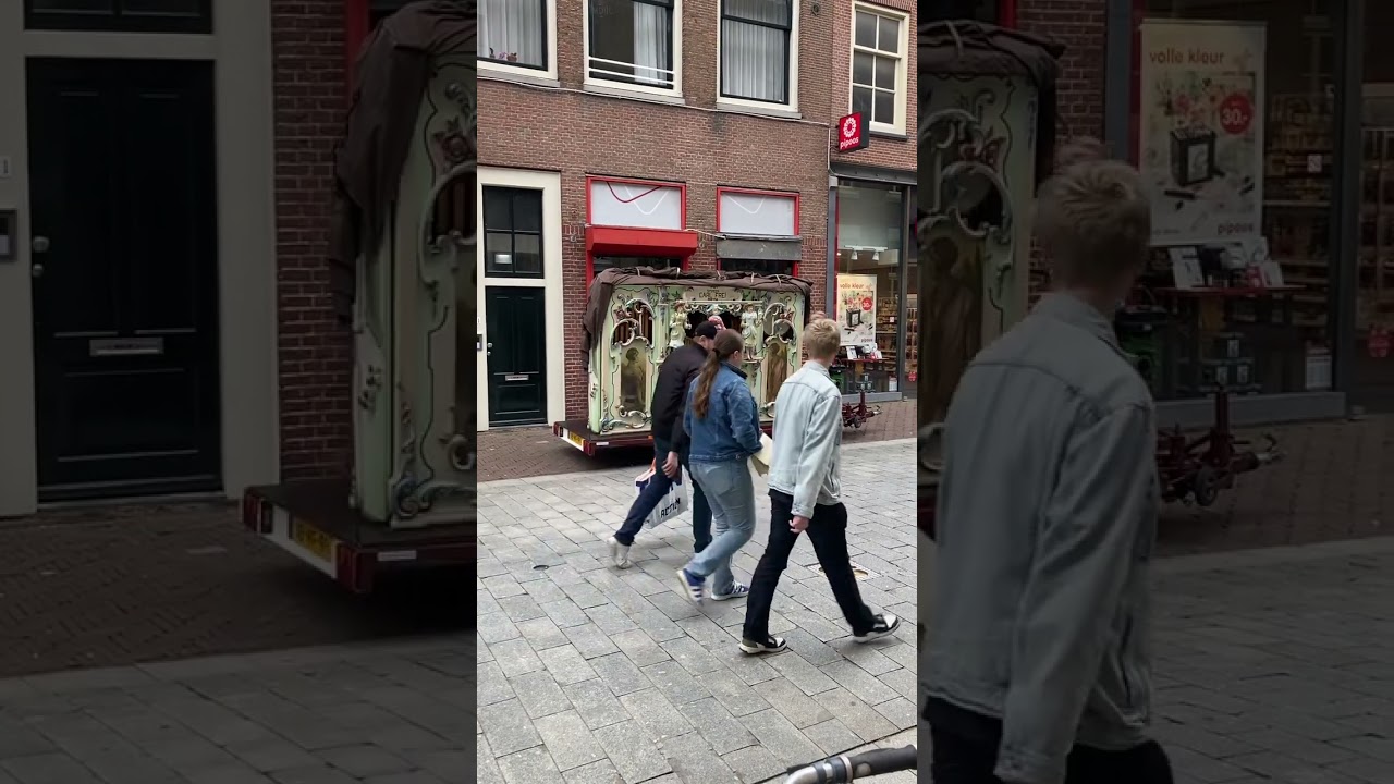 Draaiorgel “de Kleine Radio” speelt: “Just walking in the rain”. (arr.: J.v.Baden)