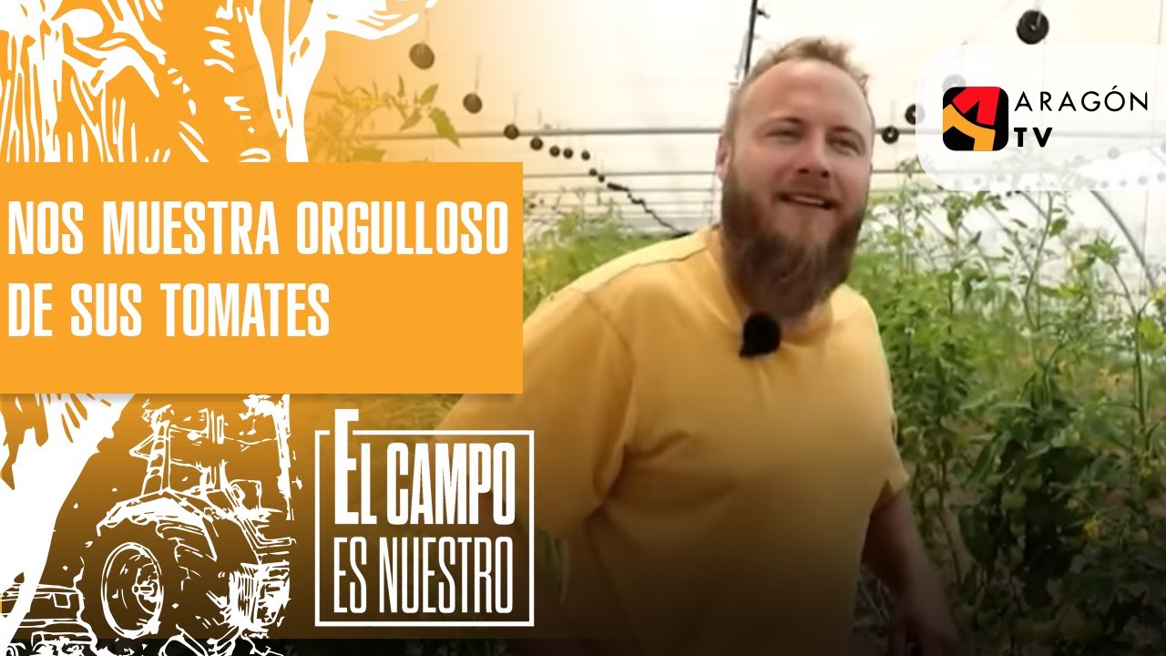 Nos muestra orgulloso de sus tomates