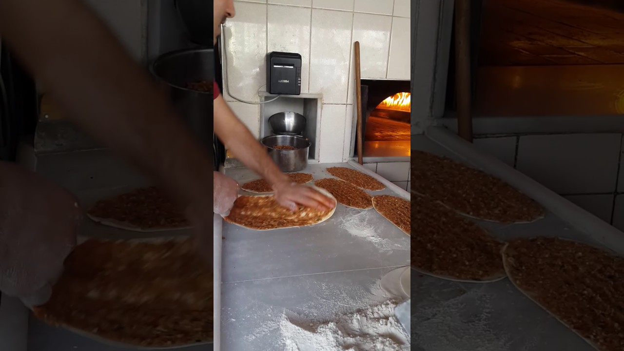 Lahmacun sererken ustalarım