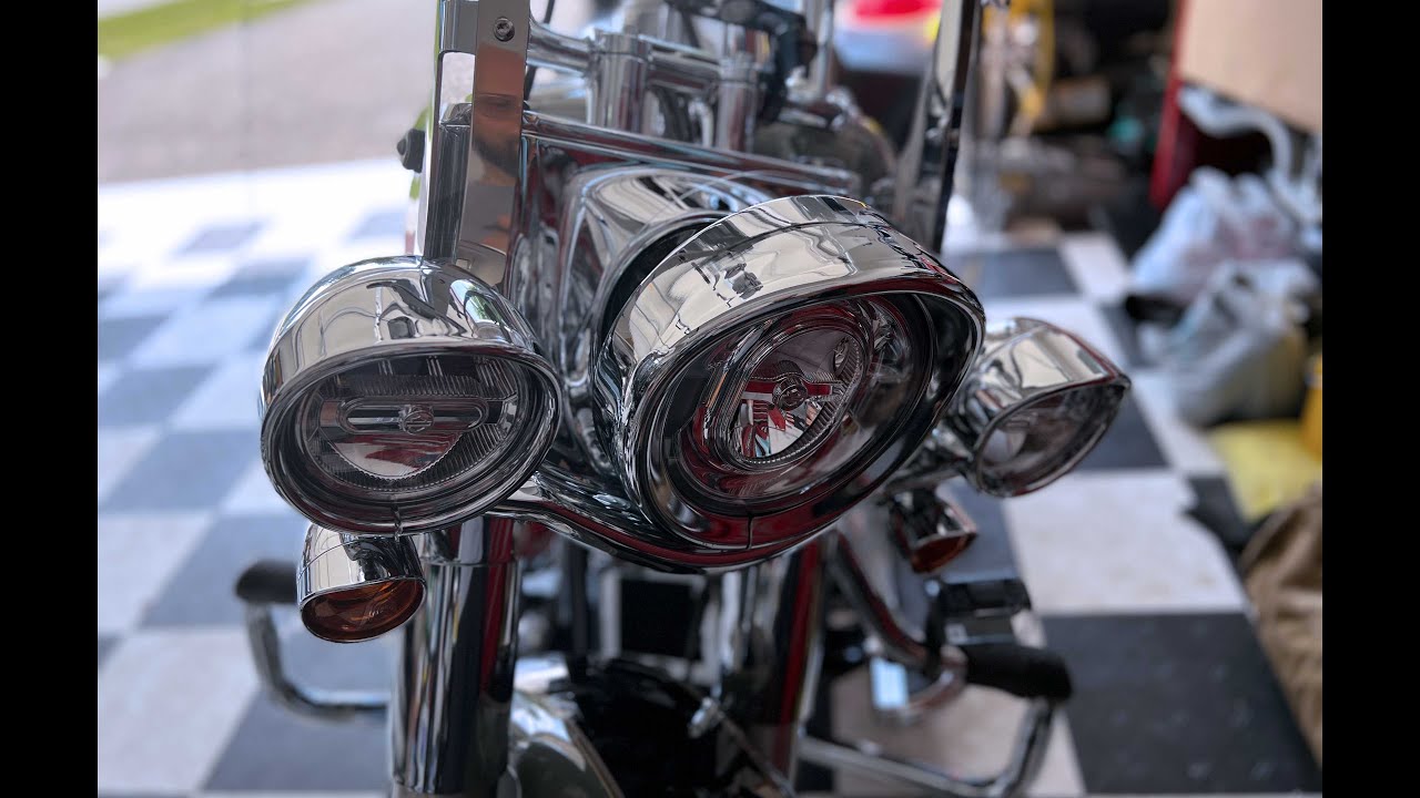 Установка декоративной накладки на фару в стиле козырька Harley Davidson Heritage Classic