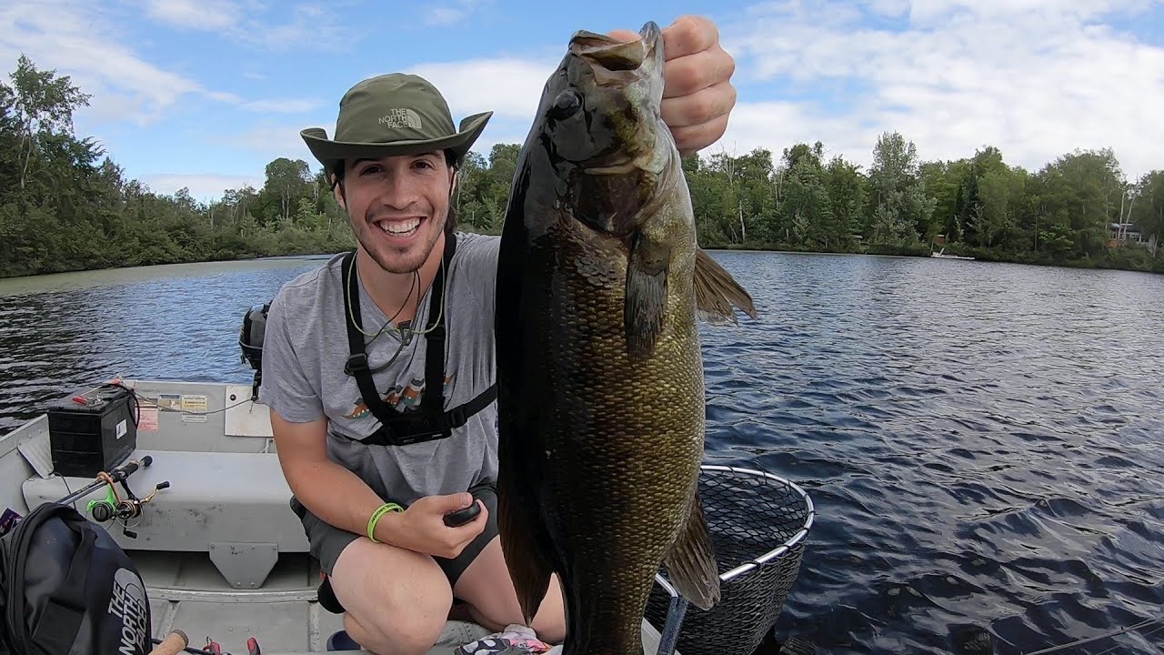 J'EXPLORE un NOUVEAU LAC! (Pêcher l'Achigan en Août)