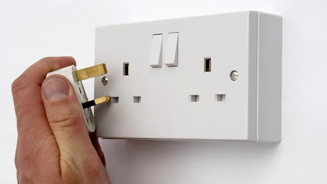 United Kingdom Plug: The BEST Travel Adapter for United Kingdom