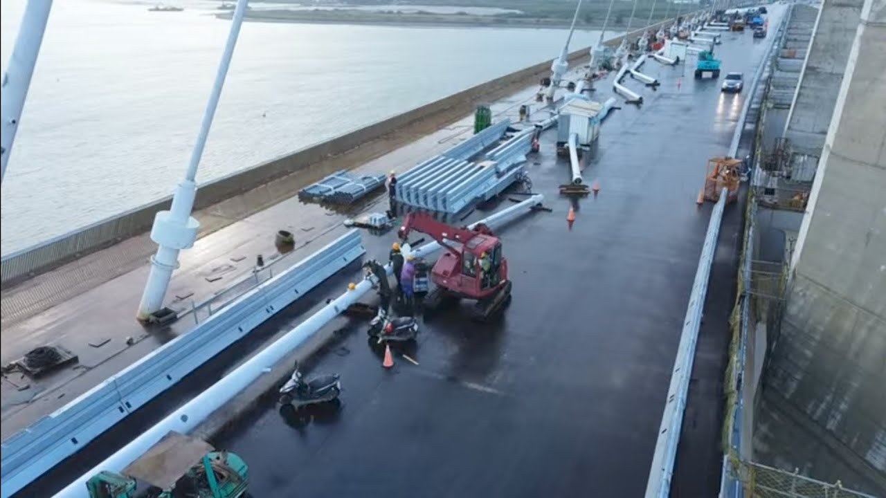 2026.01.20  淡江大橋  淡水端 冷鋒過境照常施工 北上車道主橋塔底下最長兩支景觀燈彎頭焊接 施工概況近距觀察 空拍 LIVE 直播