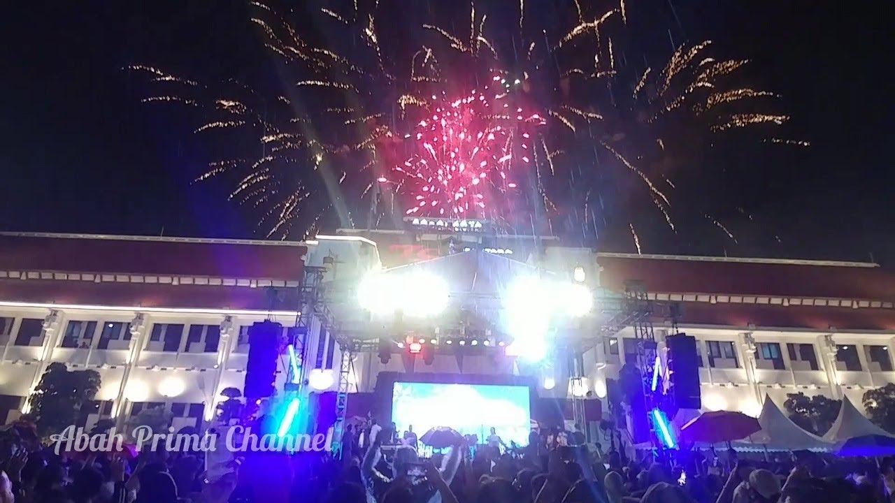 MALAM TAHUN BARU DI BALAI KOTA SURABAYA