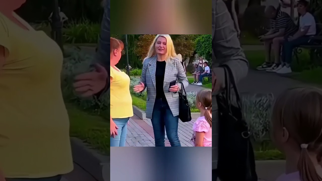 Ihre Mutter wurde w&uuml;tend, weil sie sich mit Schlamm beschmiert hatte, aber &hellip;