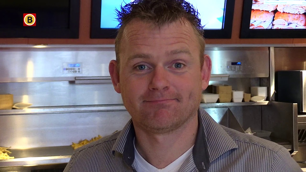 Verslaggever Ronald Sträter eet een frietje speciaal met Dakar-deelnemer Gerard de Rooy.