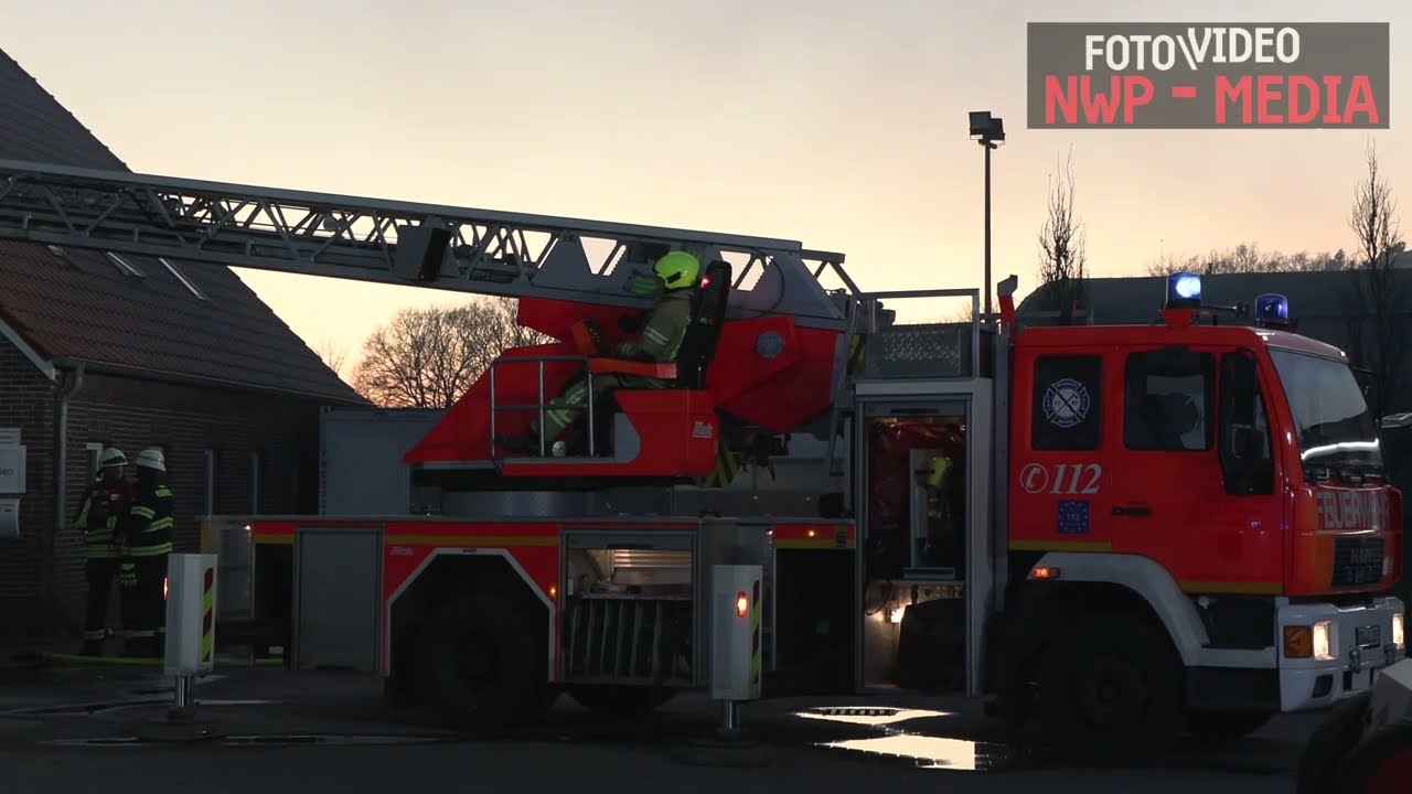 100 Einsatzkräfte löschen Dachstuhl und Gebäude in Westerstede - Gebäude stand in Vollbrand