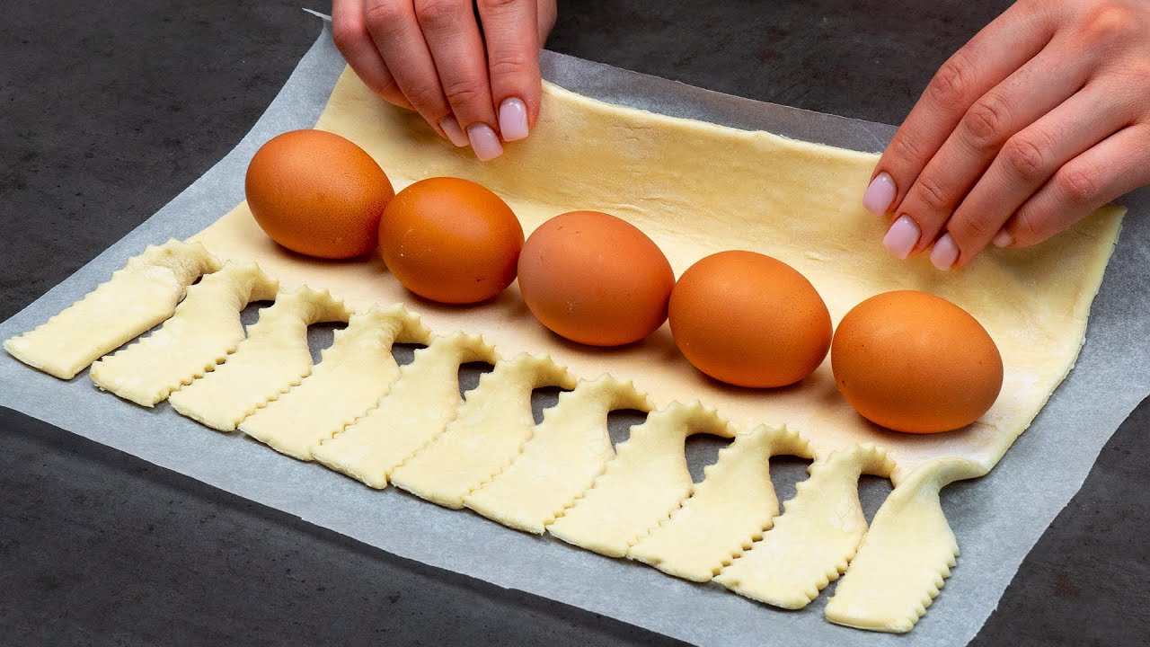 Простой и быстрый рецепт закусочного рулета - с яйцами, из слоеного теста!