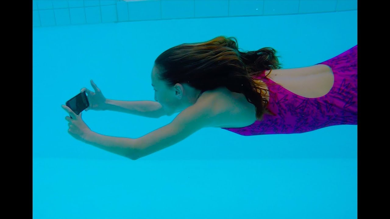 Testing Iphone X underwater by Carla Underwater