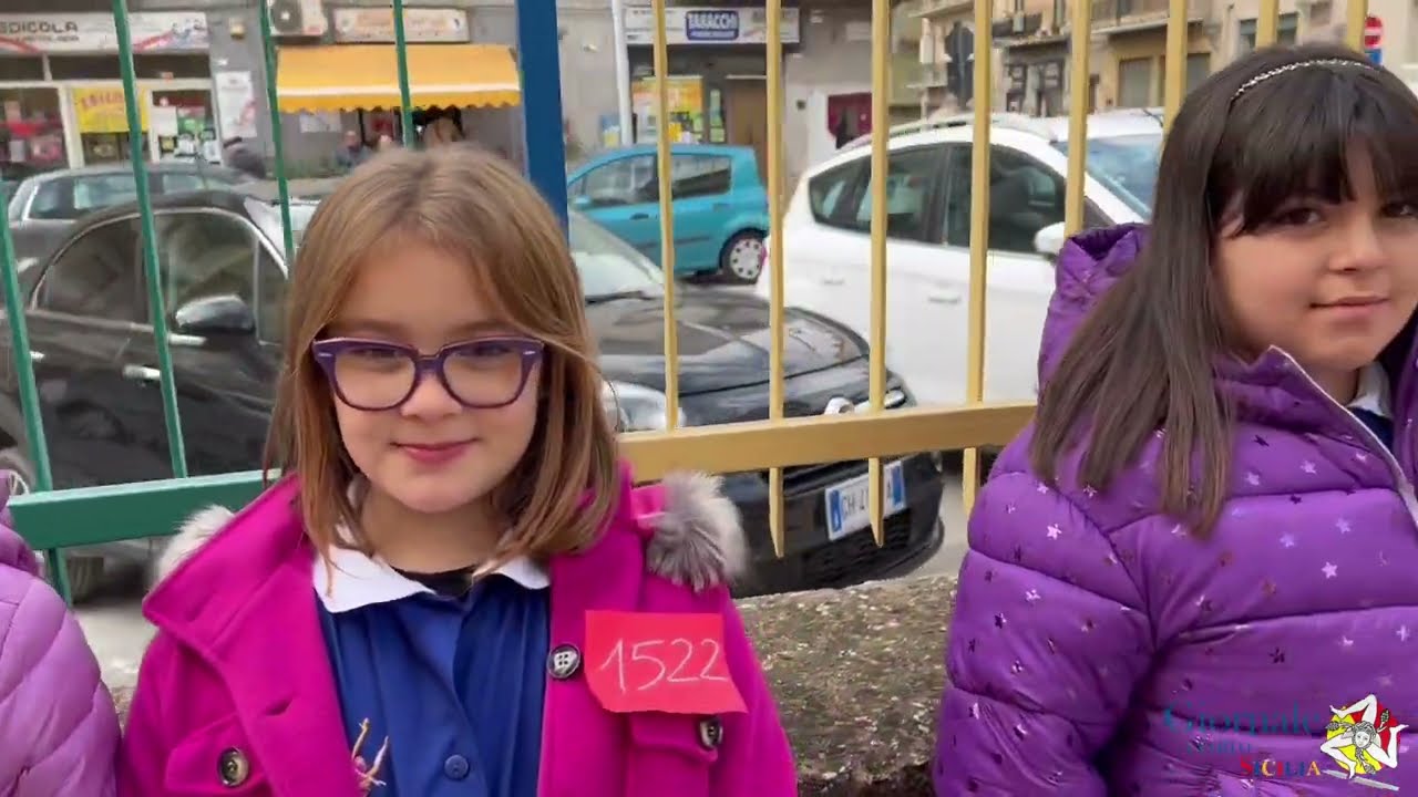 Canicattì.”Mai più cappuccetto rosso”, panchine rosse nei plessi dell’Istituto Verga