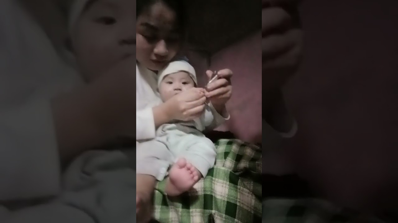 Màn cắt móng của em 4 tháng đang cái tuổi nói nhiều