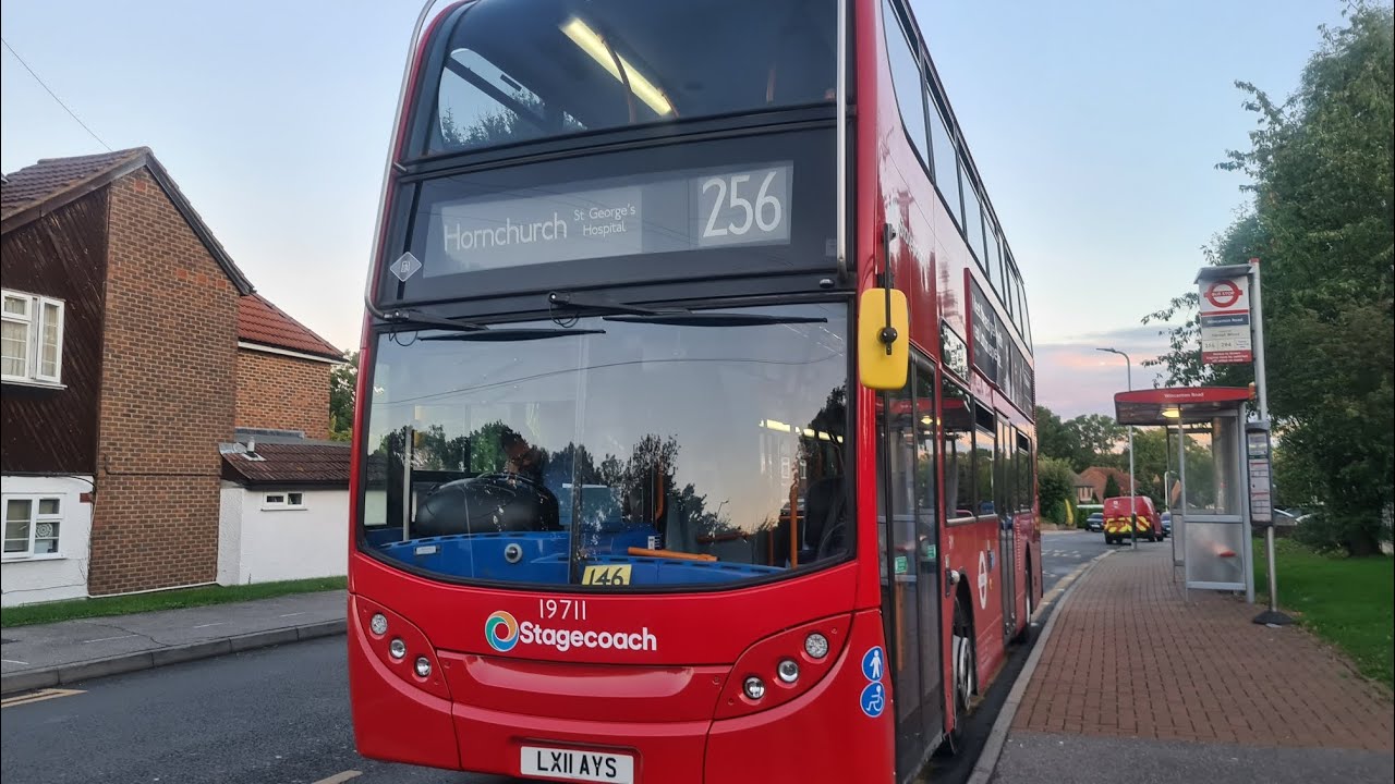Repaint at front | Journey on Route 256 | 19711 | ADL | Enviro 400 | LX11AYS