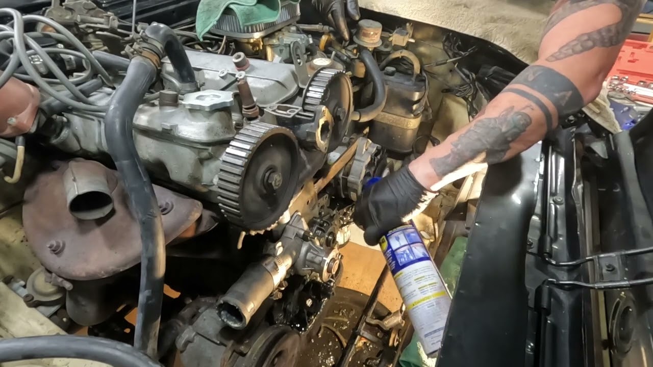 Fiat 124  Spider 2000, Clean off the front of the engine. Music by Comin Up Muddy