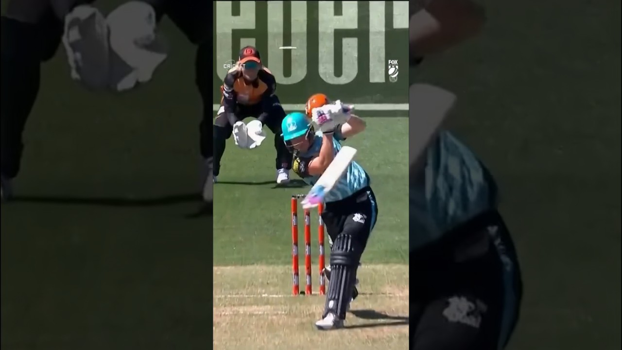 Grace Harris smashing a six with a BROKEN BAT 🤯🤯🤯 #WBBL09