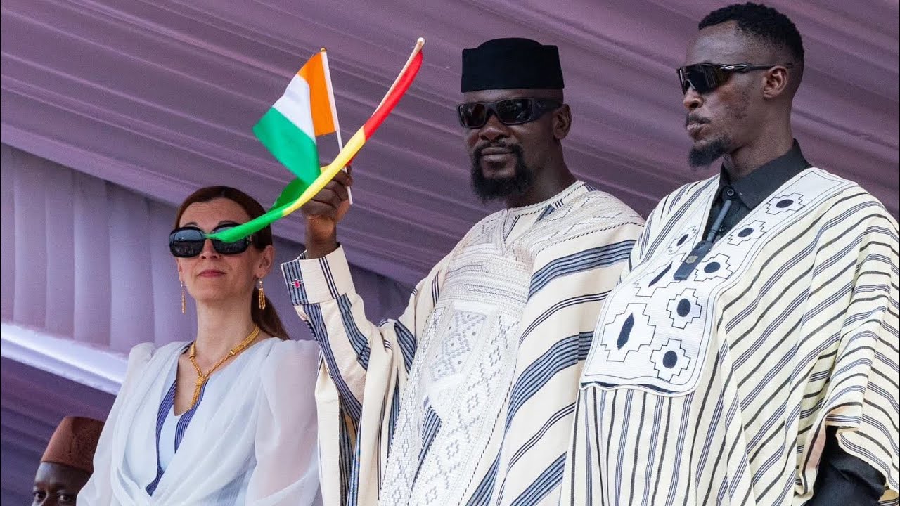 Le Président Doumbouya en Mode Mamaya – Ses Pas de Danse Font Vibrer Kankan