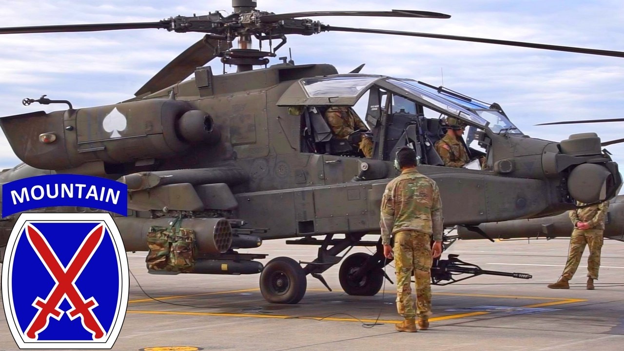 Армия США. Ударные вертолеты AH-64 Apache во время военных учений в Нью-Йорке.