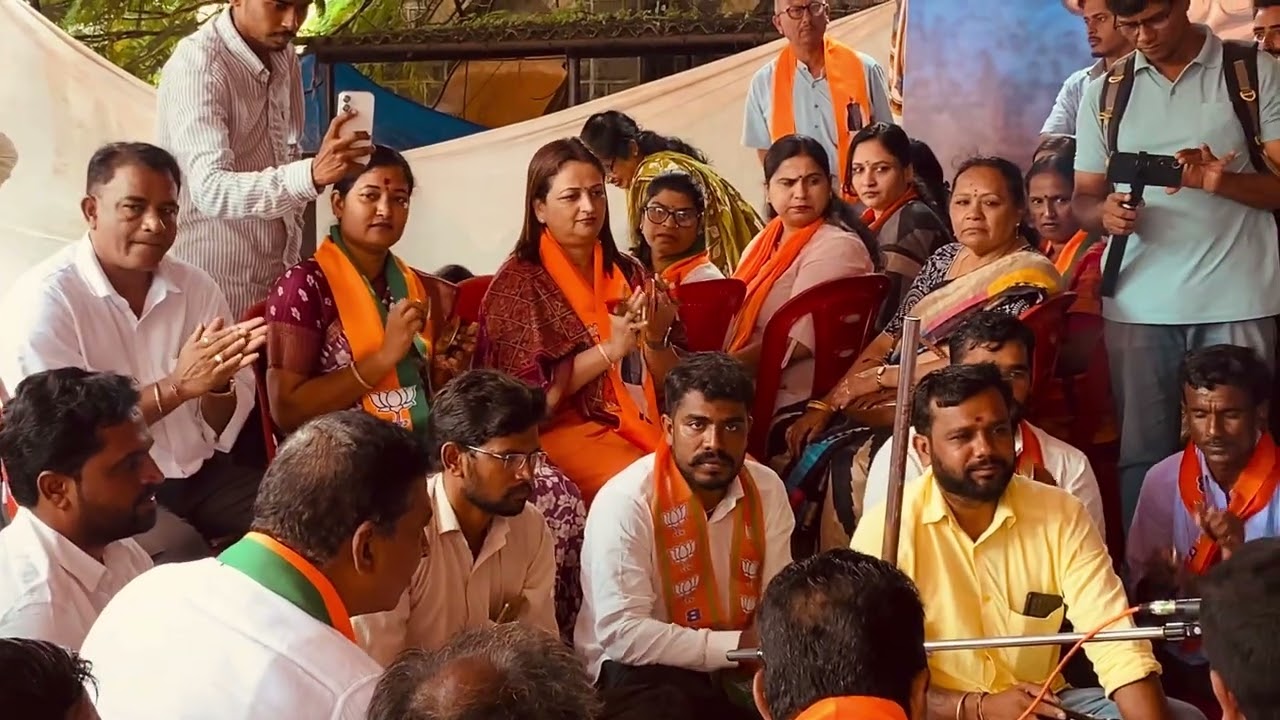 Dharani Protest against B Nagendra Minister for the Money laundering case in Walmiki Corporation 