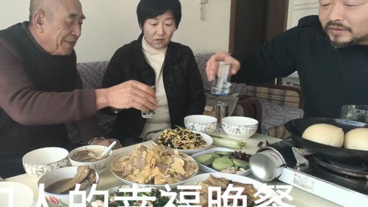 赶大集买点下酒菜。晚餐八爪鱼炒韭菜，炖干豆腐。喝一杯白酒美美哒。