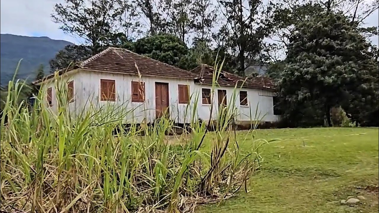 A VELHA CASA TEM UM BANHEIRO LINDO E MÓVEIS ANTIGOS TUDO APODRECENDO 