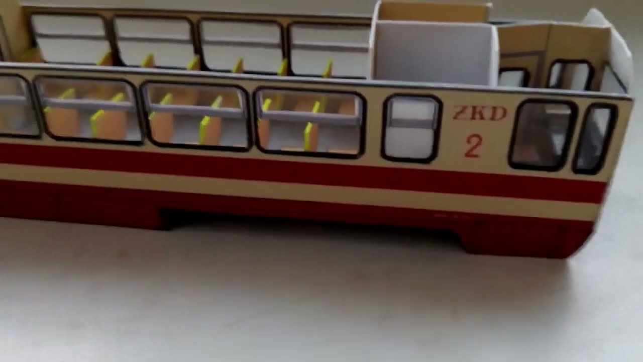 Wnętrze kartonowego wagonu MBxd2 ŻKD. Skala 1:76.