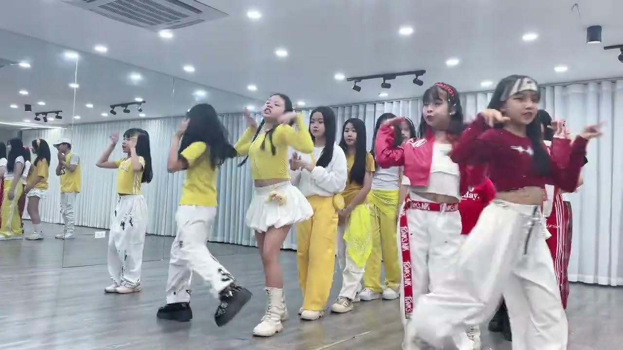 P1🙌  BTS Battle . Which team color do you choose? 💛or ❤️ Follow Lam Anh to see the results.