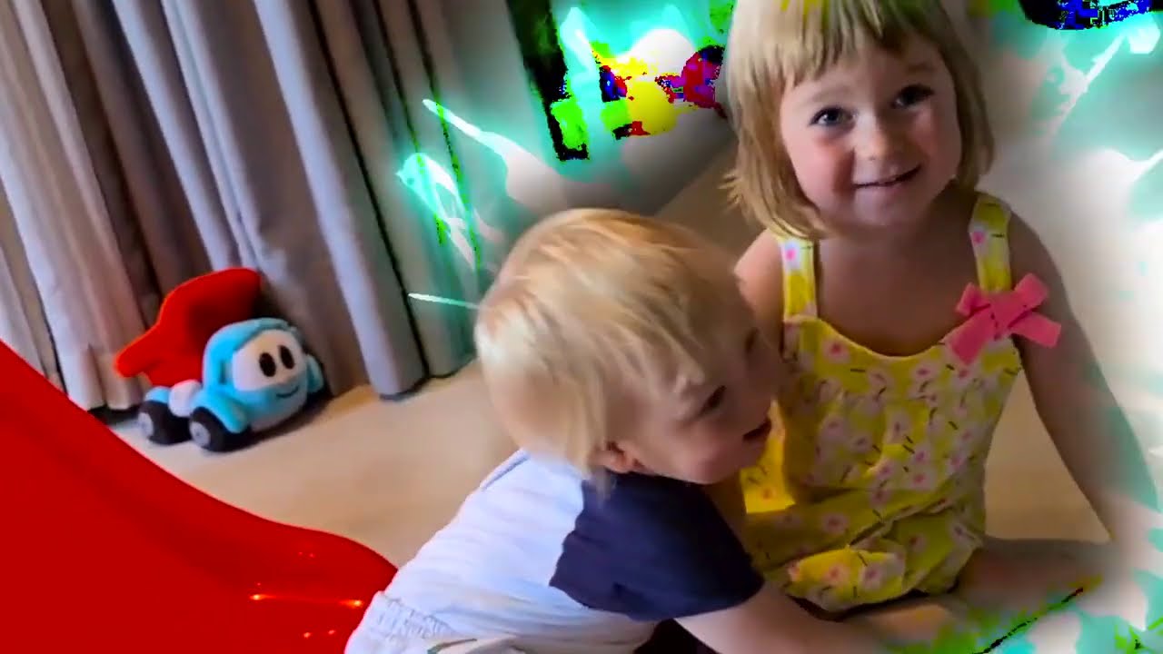Hiekkaleikkejä vedessä uima-altaalla! Äitien koulun videoita lapsille.