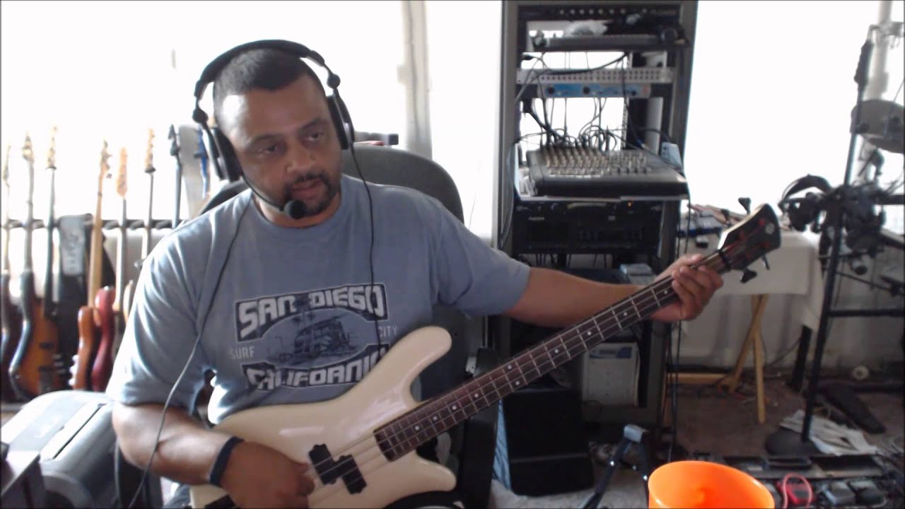 Easy Bass Lesson! Walking On The Moon - The Police