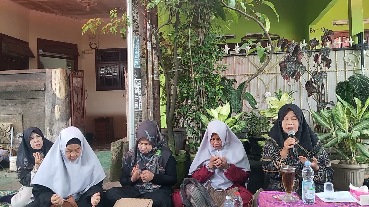 Pembacaan Do'a Ibu Ustadzah Nurhanah S.Pd. Pengajian Walimatul Nikah Keluarga Bp. Endang & Ibu Meida