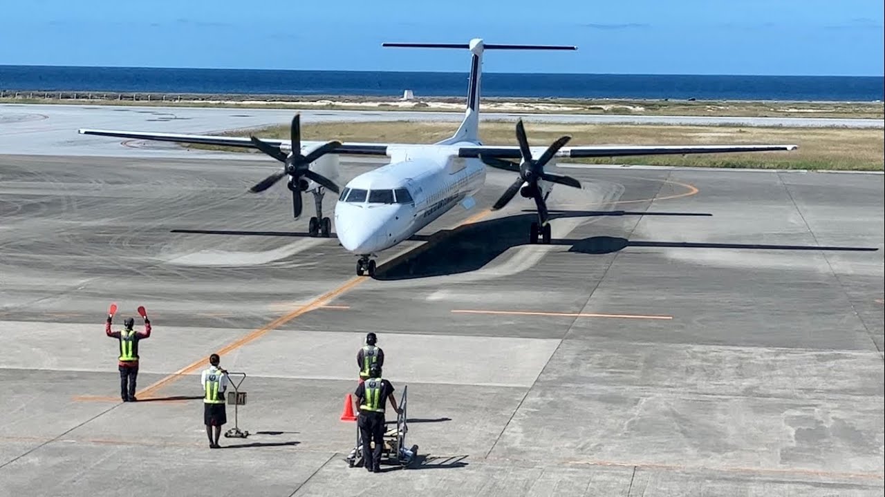 久米島空港 プロペラ機到着時のマーシャリング