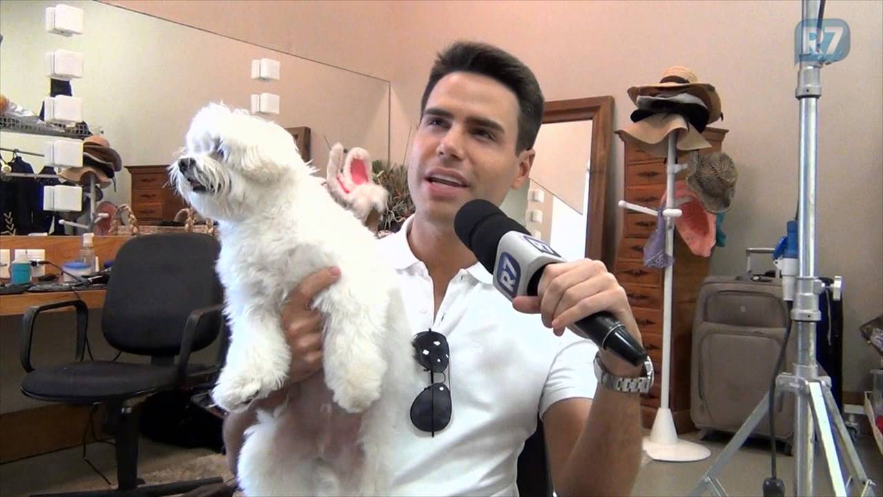 Luiz Bacci apresenta Toy e conta  que cãozinho adora assistir televisão