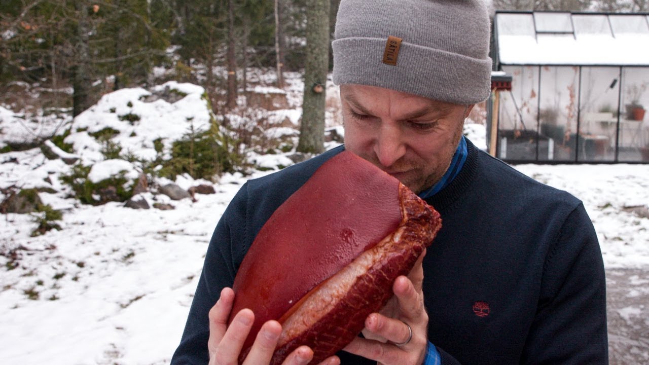 Röka julskinka på en vanlig klotgrill