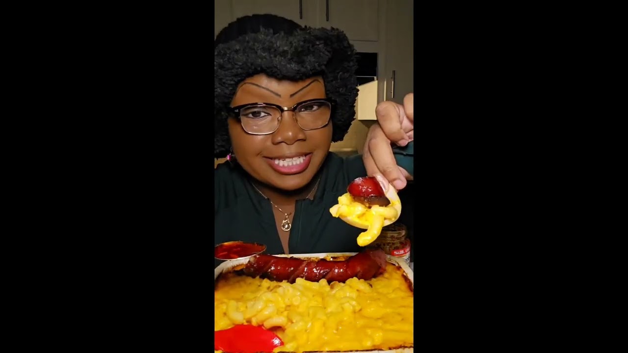 Let's eat our favorite meal! #macaroni #macncheese #sausage #onioncups #mukbang 