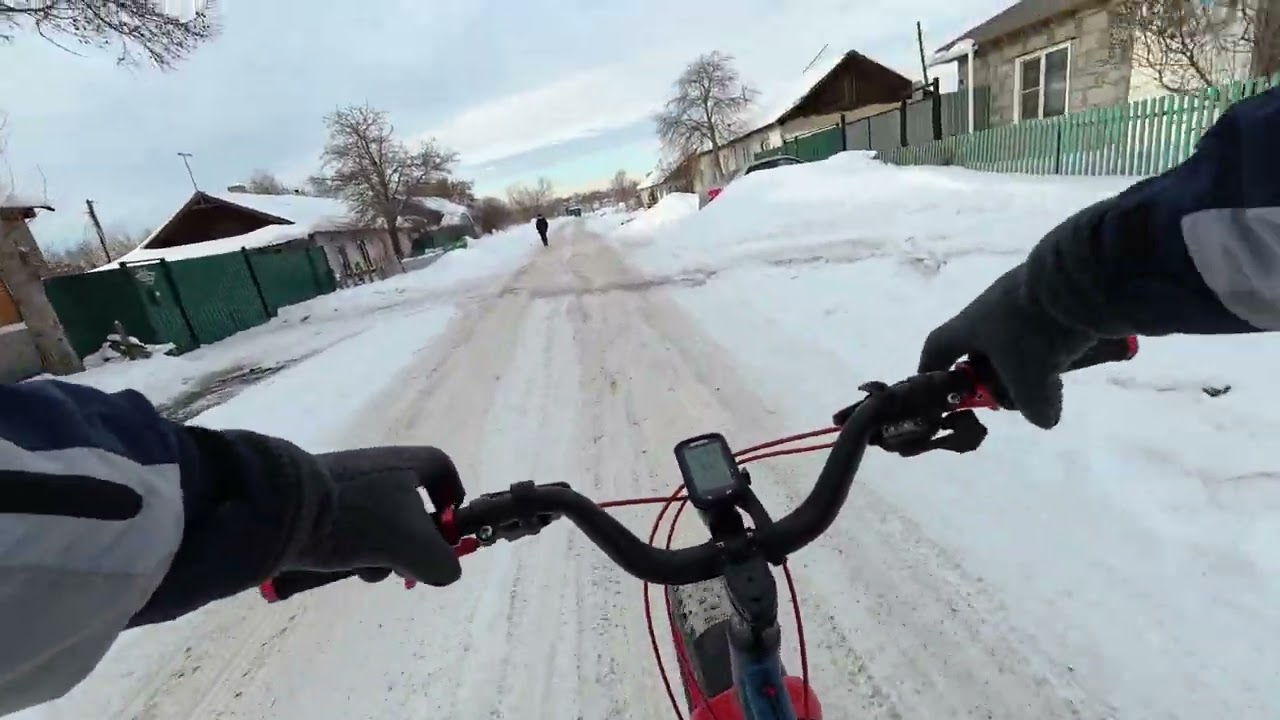 Зимняя поездка на велосипеде по городу. Велопокатушка на фэтбайке. Активный отдых зимой.