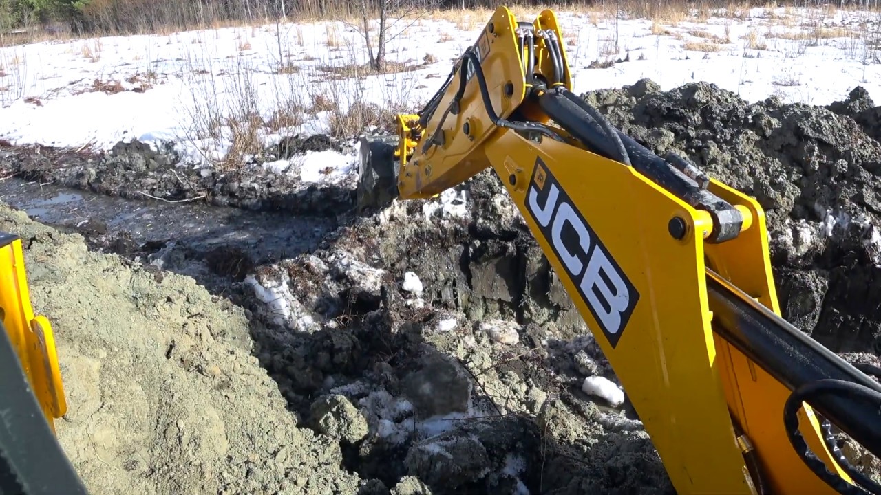 Koparka ciągnika wykopuje ziemię i ziemię na JCB 3CX #jcb