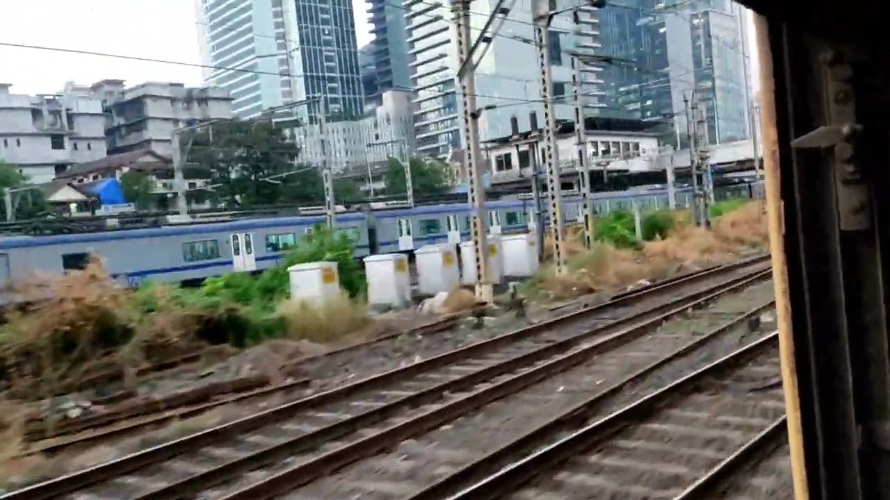Mumbai CST - Rewa special vs Mumbai locals race @TheRailwayGyaani