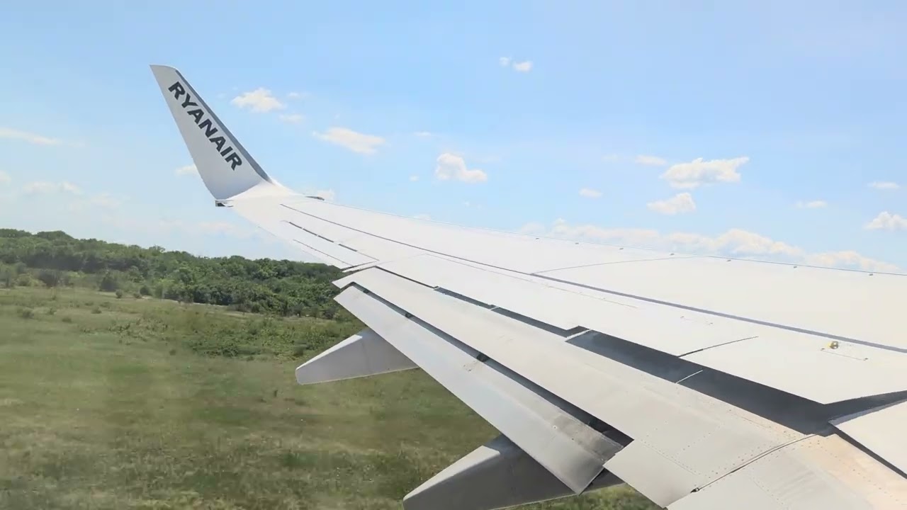 Ryanair 737-800 take off from Nis