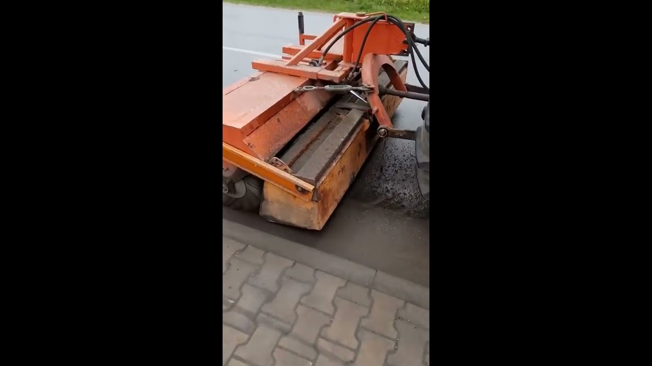 MF 255 Przedni tuz, zamiatarka