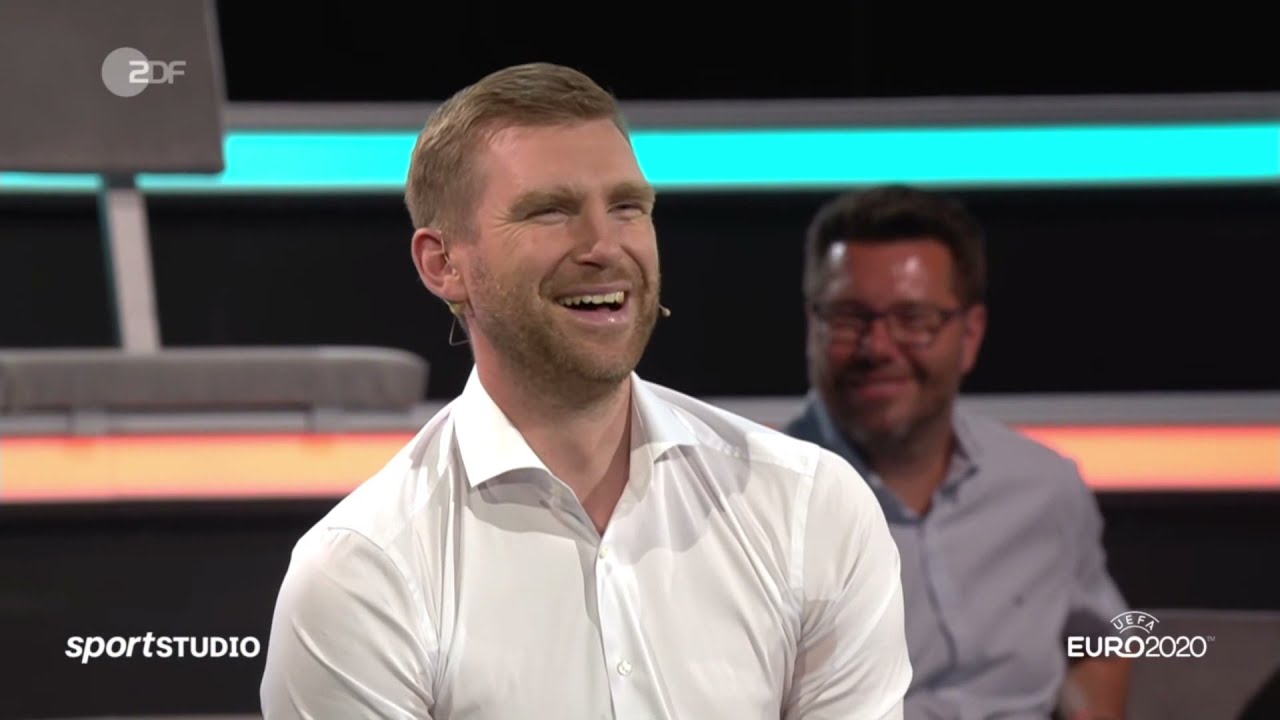 Per Mertesacker und Peter Hyballa machen sich &uuml;ber Christoph Kramers Eigentor lustig