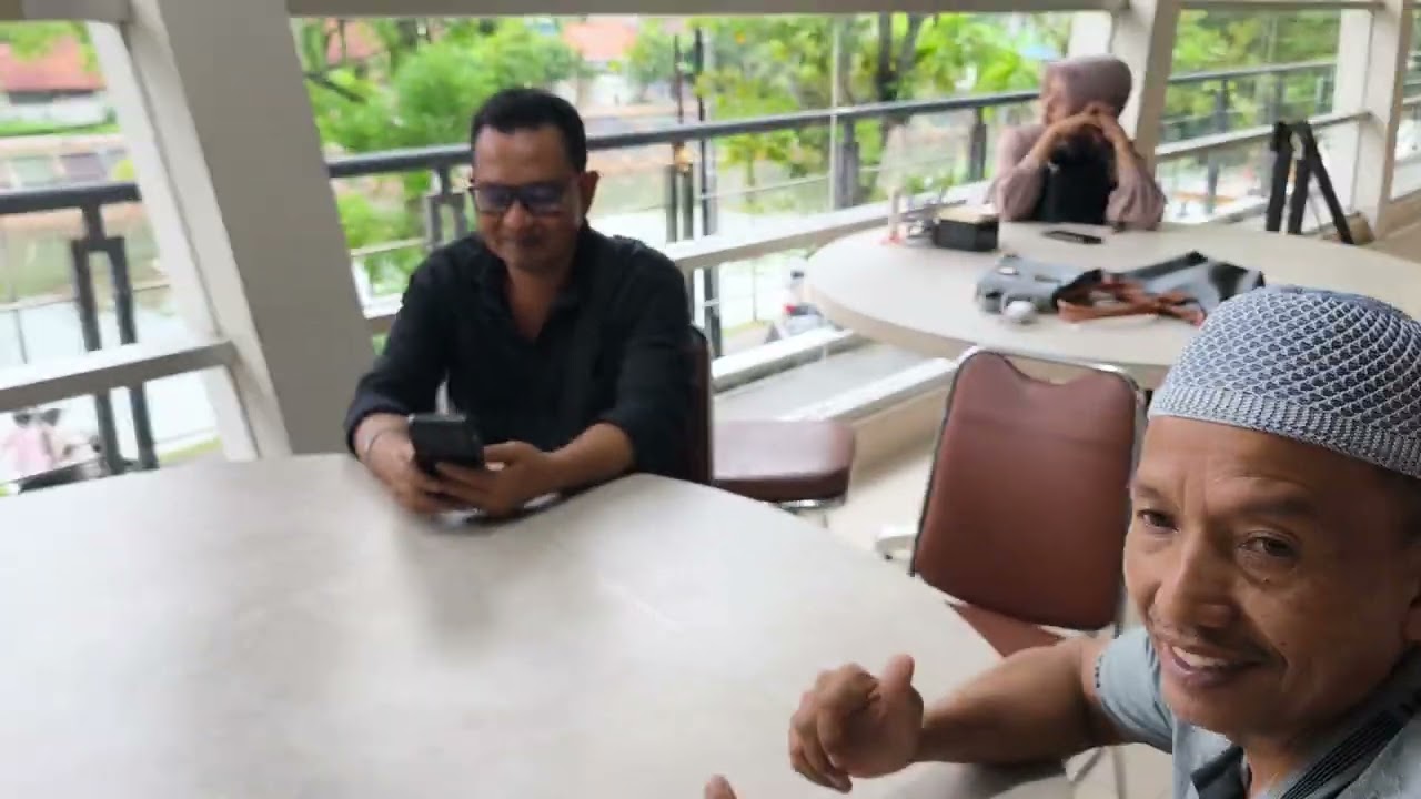 Anak anak yatim bersama pendamping dan para orang tua ,perempua atau laki yang masih ada menunggu wa