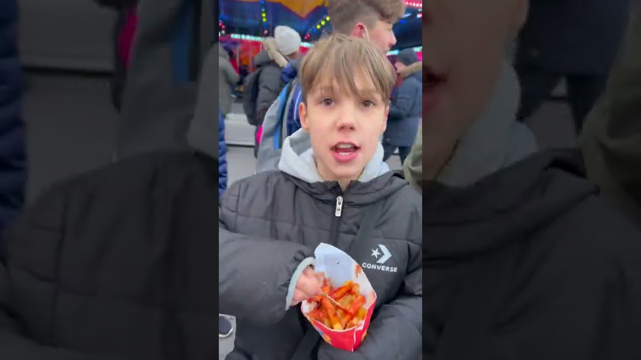Gr&uuml;&szlig;e vom Hamburger Dom. Die Mannschaft geht &uuml;ber den #Winterdom  #Pommes  #Spass