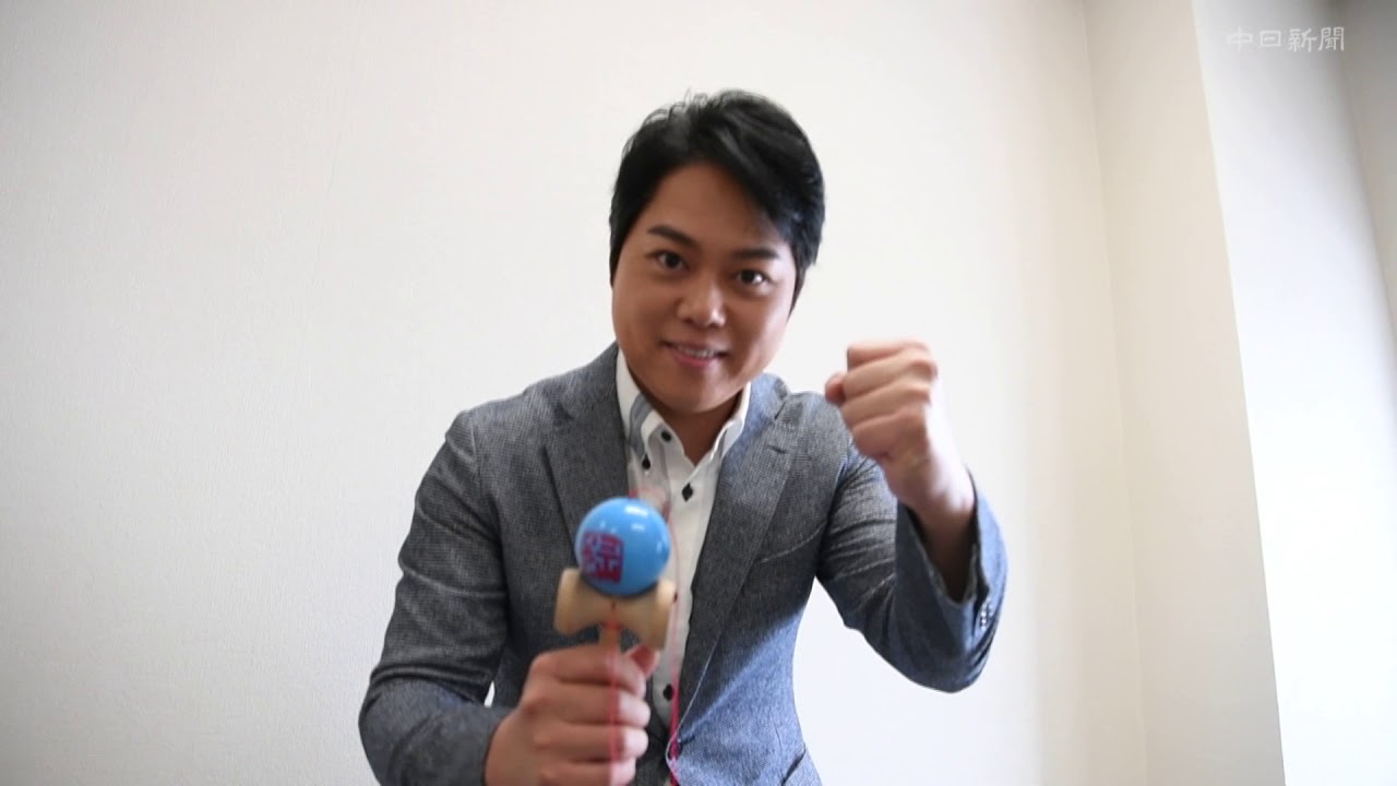 三山ひろしさん　華麗なけん玉の技を披露