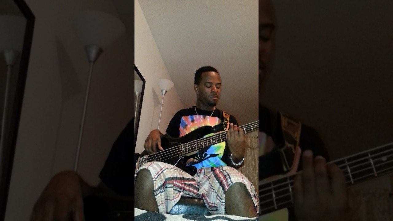 Johny bass playing crazy bass line🔥🔥🔥.