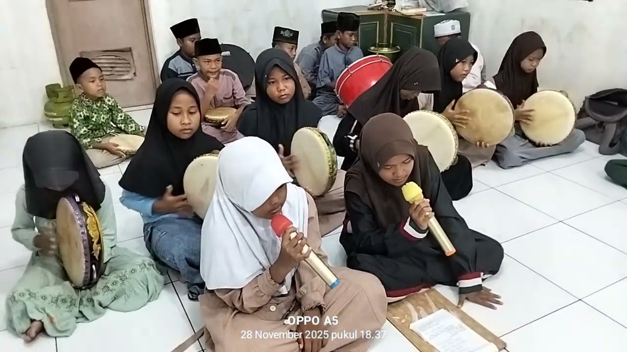 Aki aki belajar Hadroh ( Ilahana)