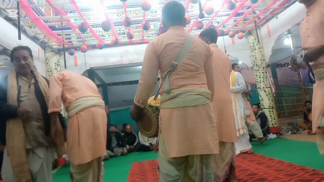 এই হরি  নাম শুনলে আপনি অন‍্য জগতে হারিয়ে  যাবেন। আপনার মন হবে নিস্পাপ