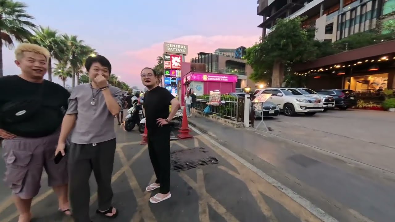 Pattaya Walk. The beach.